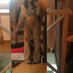 Manchester byxor - Assköna ljusbruna Manchester byxor köpt second hand! Lite för stora för mig som är 1,65.                         Möts upp på gröna linjen eller frakt för 66kr!