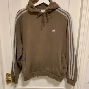 Adidashoodie, S/M - Oversized hoodie från adidas passar allt mellan XS-L beroende på hur man vill att den ska sitta (jag har S o den har en bra fit på mig!). Köpt på Humana. Swipe för mer info 🌸
