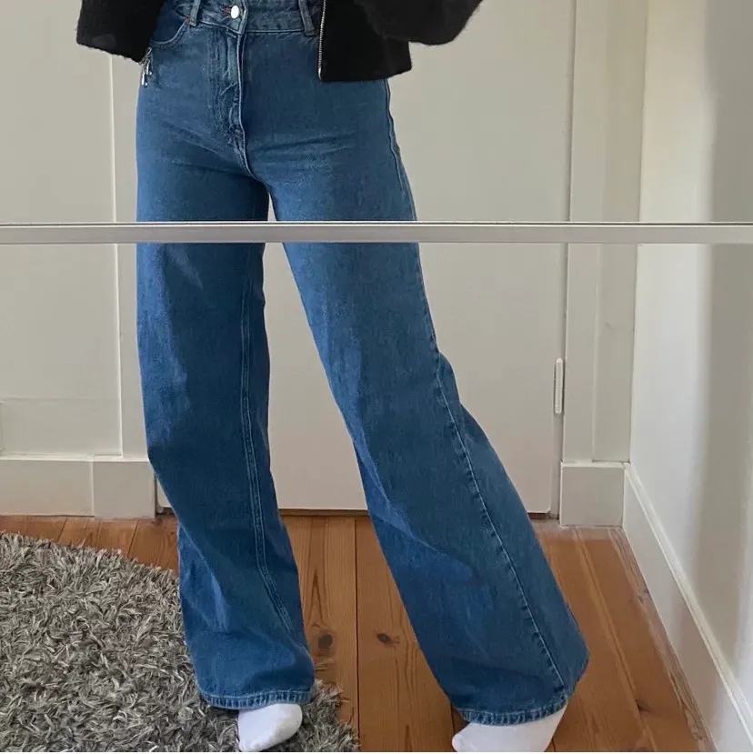 Zara jeans full lenght. Helt nya bara använda en gång. Inte min bild men kan skicka egna💖storlek 34. 350+frakt. 90s full lenght.. Jeans & Byxor.
