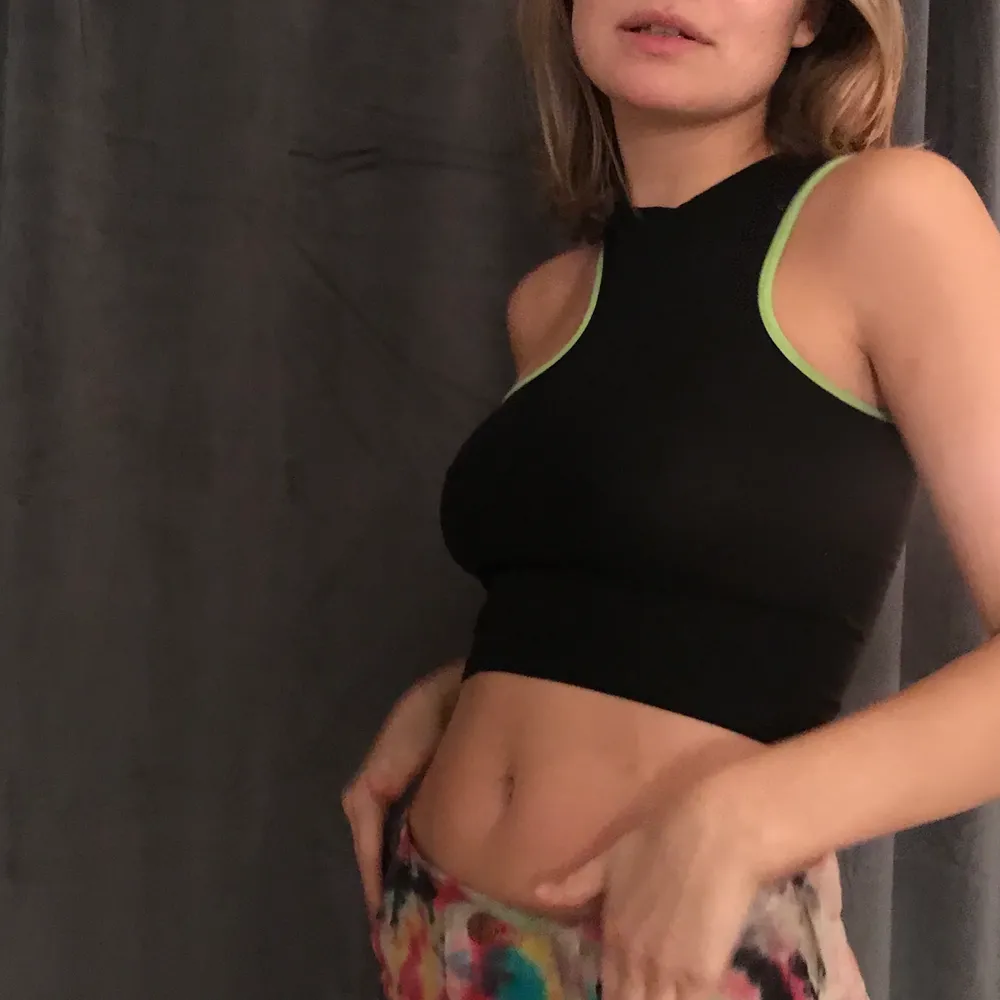 Skitsnygg crop top linne köp second hand. Storlek s.. Skjortor.