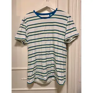 Cool t shirt från Kappahl, jag har använt den som lite halvt oversize (är XS/S). 🌸