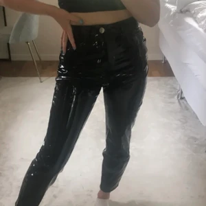 Svarta Vinylbyxor - Laxkbyxor som sitter såå bra!!!! Har endast använt dem en gång, så dem är i nyskick⚡️ Är osäker på fraktkostnad med den är Max 66kr 💘