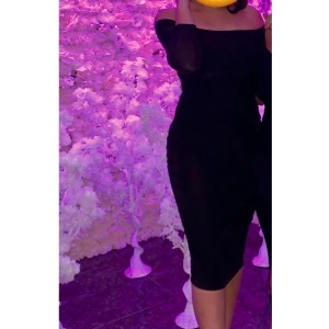 Klänning storlek S/M/L - Vacker enkel klänning som kan passa S,M och även L då tyget är extremt stretch och formar kroppen perfekt.