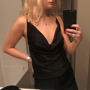 Fin topp Nelly x Lisa olsson - Fin topp från Lisa Olsson x Nelly, med Deep cowl neck. Använd 1 gång