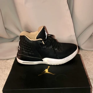 Nike air jordan academy  - Använda ca 3ggr storlek 36,5. Säljer då dom är för små. Köpare står för frakt❤️ nypris: 1000kr