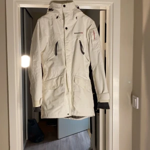 Didriksons 1913 jacka - Säljer denna superfina jackan ifrån didriksons 1913 i storlek 34. Jackan är i en superfin vit färg och har många bra funktionella fickor. Jackan är använd men i väldigt bra skick. Säljer denna då jag redan har en liknande. Skickar gärna om köparen står för frakt 😊 passa på att fynda 👏🏼