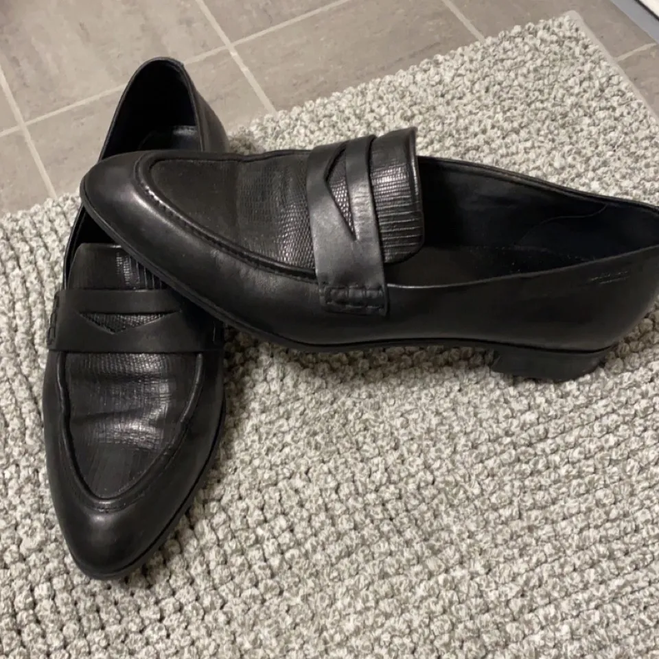Svarta loafers från vagabond i storlek 39. Säljer de pga att de ej kommer till användning hos mig tyvärr. Skorna är i äkta skinn och de är i väldigt bra skick då jag använt dom Max 5 ggr. Köpta för 889kr säljer för 100:- passa på att fynda 👞 🍂 . Skor.