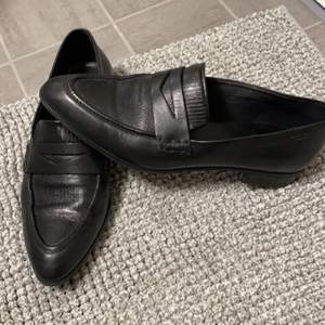 Svarta loafers från vagabond i storlek 39. Säljer de pga att de ej kommer till användning hos mig tyvärr. Skorna är i äkta skinn och de är i väldigt bra skick då jag använt dom Max 5 ggr. Köpta för 889kr säljer för 100:- passa på att fynda 👞 🍂 