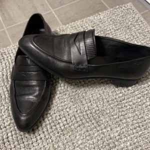 Svarta loafers 👞  - Svarta loafers från vagabond i storlek 39. Säljer de pga att de ej kommer till användning hos mig tyvärr. Skorna är i äkta skinn och de är i väldigt bra skick då jag använt dom Max 5 ggr. Köpta för 889kr säljer för 100:- passa på att fynda 👞 🍂 