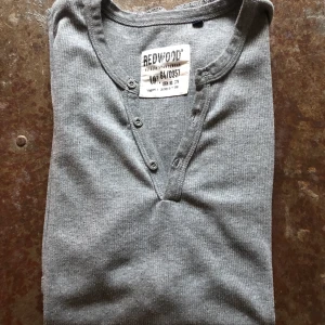 Grå farfars-tshirt - 🌟