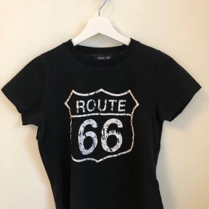 Crocker T-shirt  - T-shirt 100% bomull i fint skick och använt ett fåtal gånger. Det är meningen att trycket ska vara så😊 Säljer pga den har blivit lite för liten för mig. Kontakta om du är intresserad eller har några frågor💕