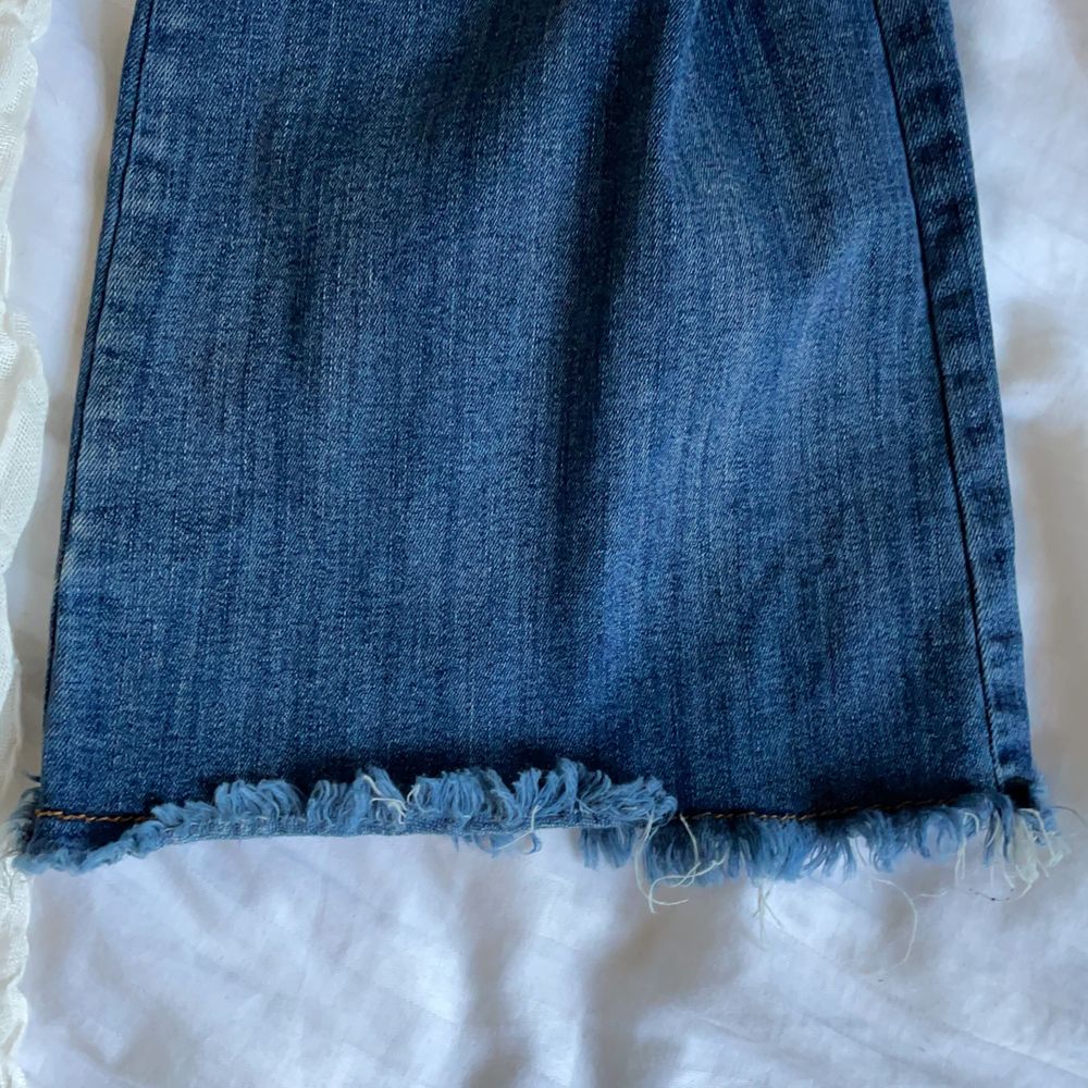 ALDRIG har jag fått så snygg rumpa i ett par jeans. Så skönt material och väldigt stretchiga byxor i storlek 36 men skulle möjligtvis kunna passa en 38 också gissar (!) jag på. Tycker dessa är så snygga men jag har nästan aldrig på mig bootcut jeans. Tror jag haft på mig dem en gång så de är nästan orörda, men de är köpta second hand av mig. Dock otroligt välbevarade ändå, förutom att lappen där bak på byxorna har lossnat lite i kanten. Superlätt att bara sy/limma tillbaka dock. Köparen står för frakten som tillkommer 💖. Jeans & Byxor.