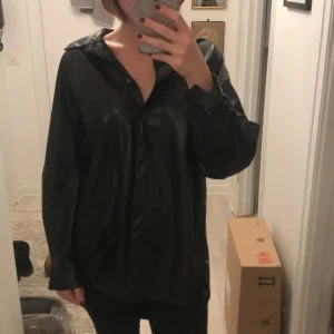 Skjorta  - Läder imitation som ny, stl L 