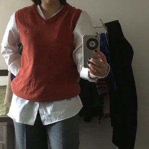 Väst - Skitsnygg röd/orange stickad väst!!!