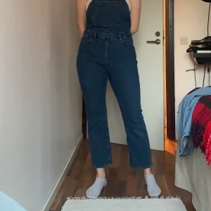 Hängselbyxor - Hängselbyxor köpta secondhand men från Monki. Dom är fortfarande i väldigt bra kvalitet men är lite för små för mig så därför vill jag att dom ska få ett nytt hem. Det står på byxorna att dom är i storlek 42 men jag skulle säga att dom är mindre i storleken och egentligen är strl 38 🤗 köparen betalar för frakt