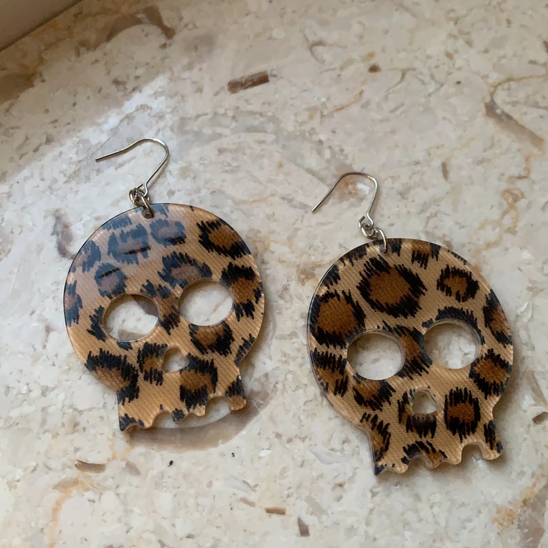 Dödskalle-örhängen i leopardmönster
