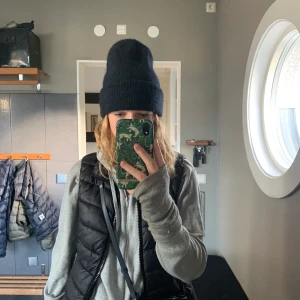 Mango väst - Säljer denhär populära västen från Mango. Helt svart med silvriga detaljer, otroligt stilren. Bra skick. Vid flera intresserade sker budgivning i kommentarerna.                                                        Köparen står för frakten.