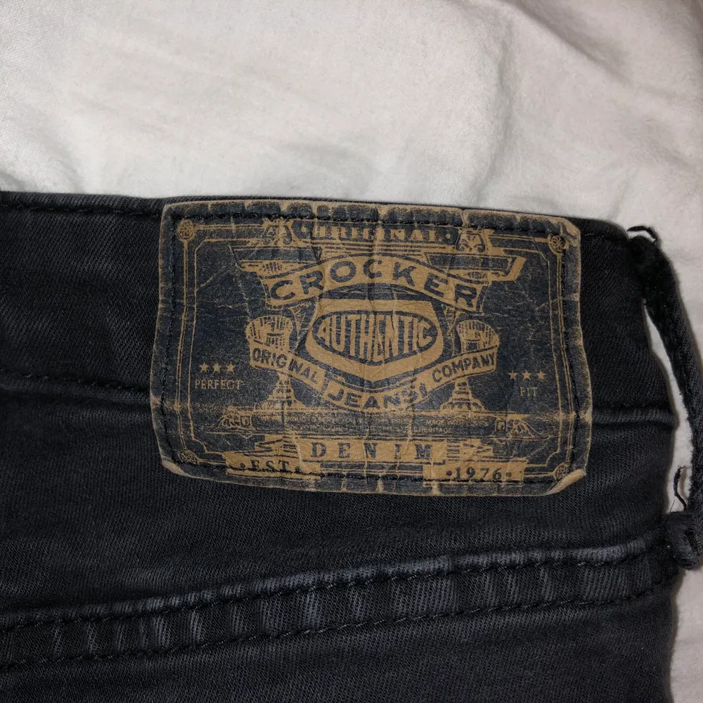 snyggt slitna crocker jeans i storlek 26/32. säljer då jag har för mycket jeans. de är sydda i ena knävecket vilket inte syns när man har på sig dem. frakt på 59 tillkommer  . Jeans & Byxor.