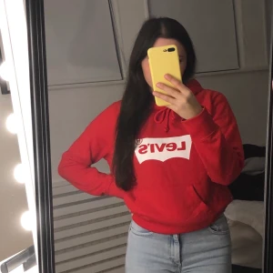 Levis hoodie Strl M - Hoodie från Levis i storlek M. Tröjan är aldrig använd och därför i nyskick. Normal i storleken.                                             Ordinariepris: 499 kr                                                                      Köparen står själv för frakten 