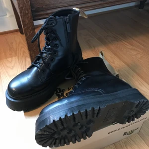 Dr Martens Jadon vegan  - Dr Martens Jadon Vegan i stl 40. Inköpta på Dr Martens store i Sthlm okt-20. Kvitto finns kvar och följer med! (Nypris 2300 kr.) Skickar även med rengöringsspray som gör dem skinande och mycket djupare svarta. De är lätta att gå i, och behöver inte ”gås in” lika mycket som lädervarianten. Jag älskar dem, men mina fötter passar dem inte tyvärr...... därför är de sparsamt använda. Obs, kan både mötas upp och frakta (köpare betalar frakten).