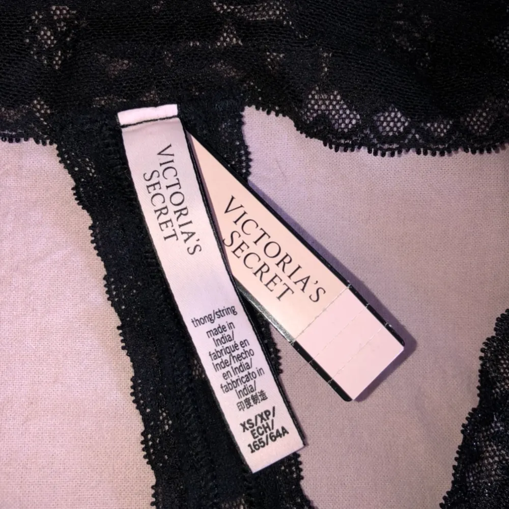Nya Trosor från Victorias Secret storlek XS, lappen finns kvar. Svarta med silvrigt glitter. Köpte fel storlek o därmed har jag aldrig använd dem. . Övrigt.