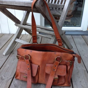  - Väska i äkta skinn. Som ny. 