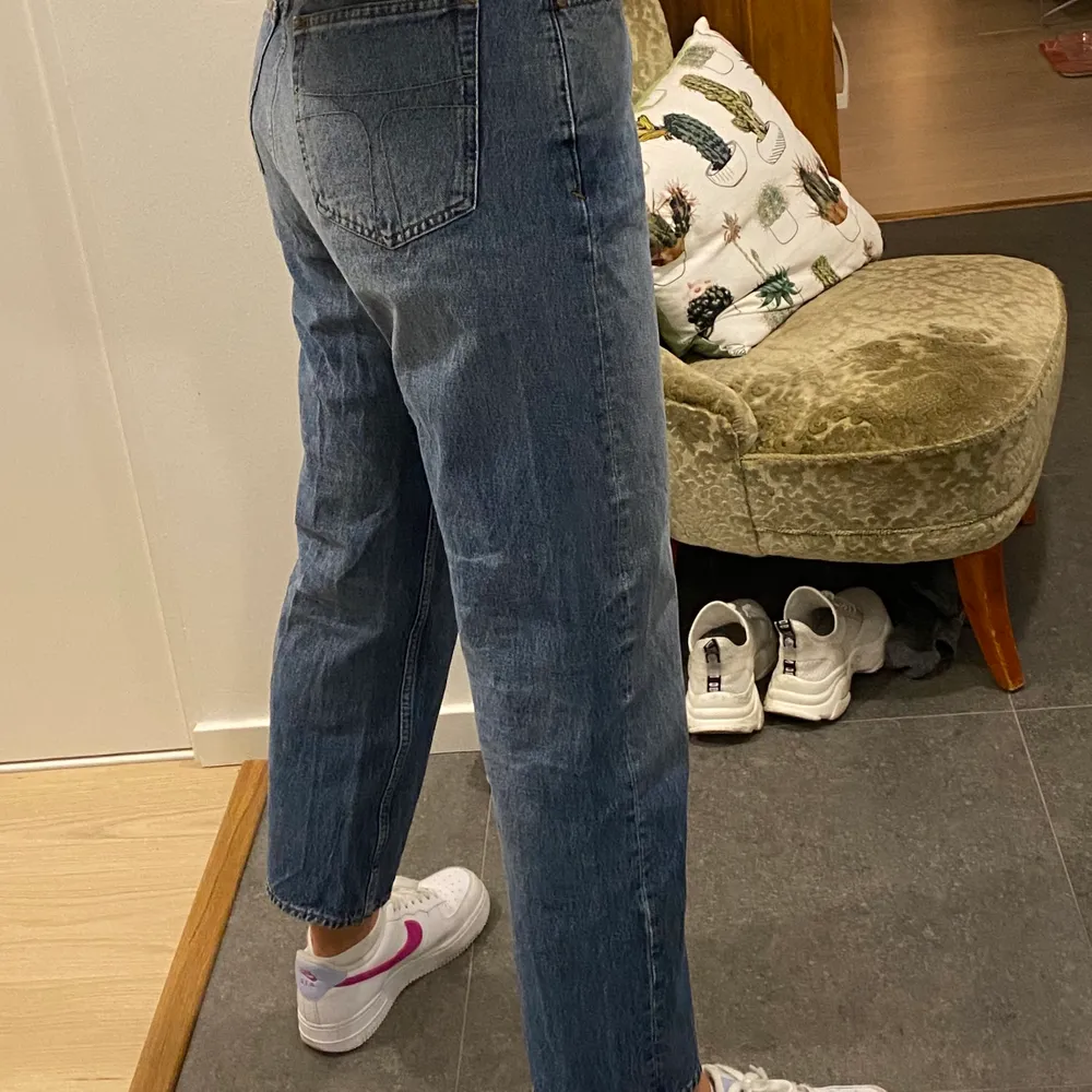 Jättefina jeans ifrån Tiger Of Sweden. Sparsamt använda då dom är för korta för mig som är ca. 174 cm lång. Storleken är 29/32. Jag brukar annars ha strl. 36/38 i jeans. I priset 450kr är frakt inkluderat! (Kan gå ner i pris vid snabb affär). Jeans & Byxor.
