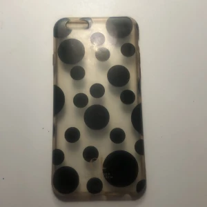 Prickigt Mobilskal  - Fint prickigt/genomskinligt skal från Et av Day Birger. För IPhone 7! Lite gummi material, skyddar bra!