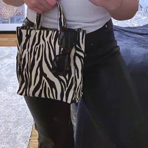 Zara väska  - Säljer denna riktigt snygga väskan ifrån Zara! Köpte den i vintras men har inte använt nånting så den är helt ny!💙 insidan är i polyester och utsidan är äkta koskinn. Om många är intresserade blir det budgivning 