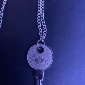 halsband - långt halsband med nyckel, aldrig använt.