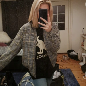 Rutig jacka från carlings  - En jätte fin rutig jacka i nyskick som jag älskar från carlings som bara är använd två gånger. Säljer då jag har för många jackor och behöver ränsa i garderoben. Ordinarie pris:799kr, Mitt pris:300 (köparen står för frakten) 😊💕