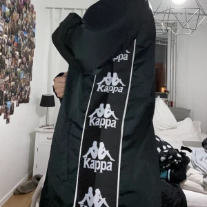 Vind/regnjacka från kappa - Vind/regnjacka från kappa. Väldigt fin, passar till det mesta! Köpt på Urban Outfitters i Köpenhamn 2018. Är storlek medium men skulle säga att den är ganska liten i storleken. 