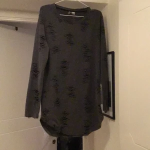 H&M tröja med hål - Tunn, längre passform