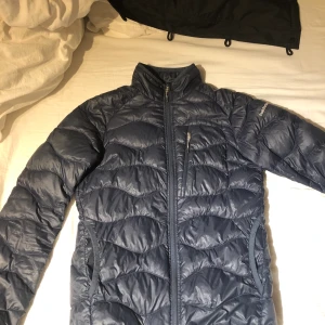 Peak Performance jacka - Peak Performence jacka dam, bra skick, litet hål (se sista bilden) men inget som syns