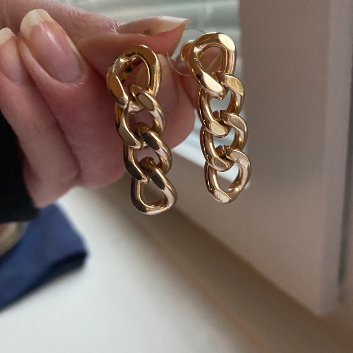 Guldkedja örhängen