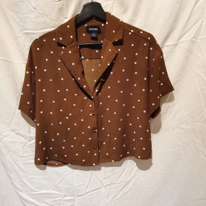 Brun skjorta från monki  - 🤎 snyggaste skjortan från monki. Luftig så tror att även S fungerar även om storleken är XS. Frakten ingår i priset 🤎