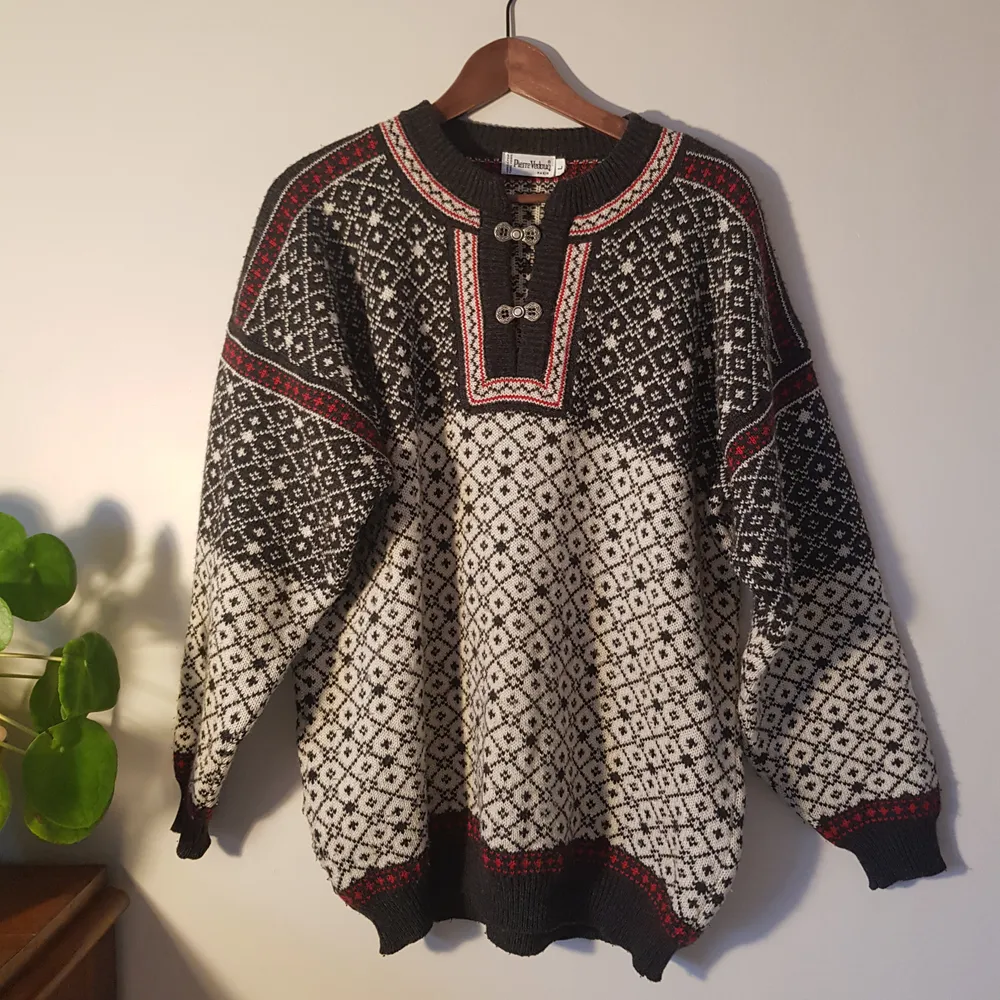 En populär retrostickad tröja som är väldigt mysig och stor. Har använt upp i Åre men nu tar det bara plats hemma.. Stickat.