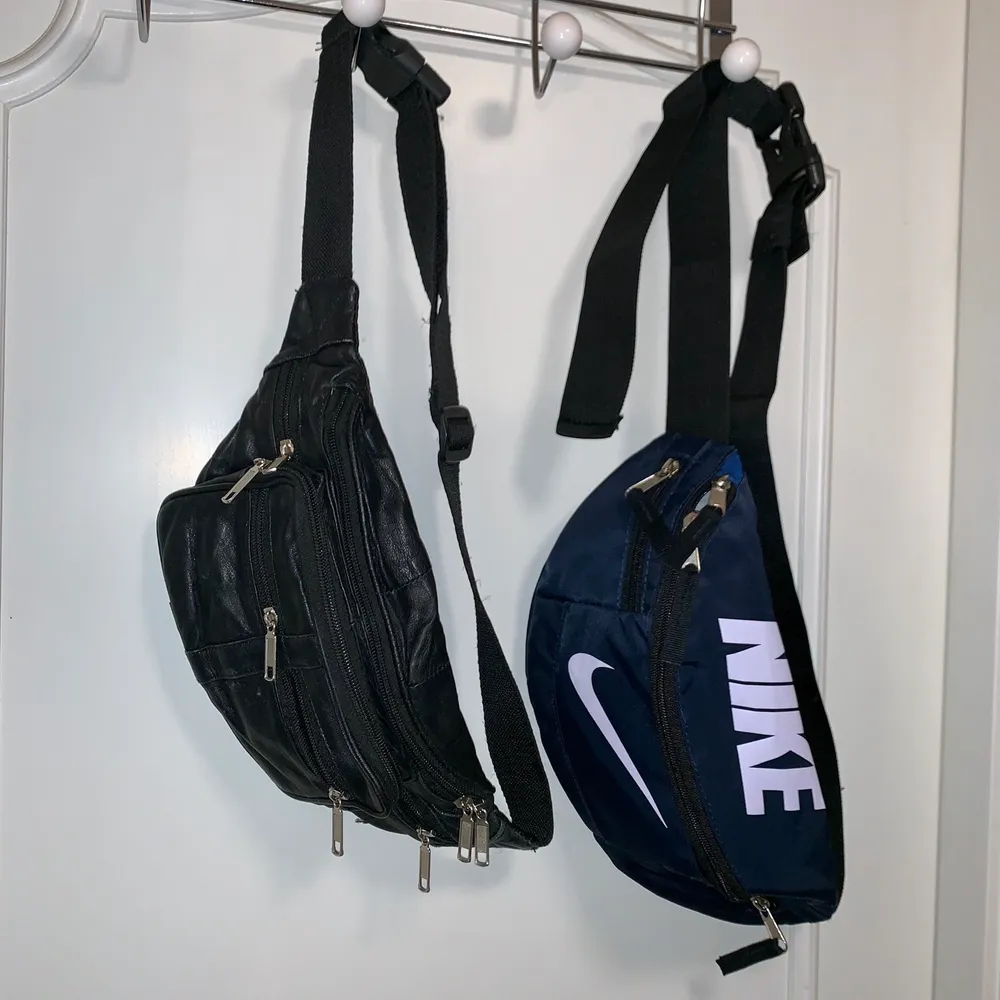 Svart midjeväska från boohoo och marinblå midjeväska från Nike. En för 50kr, båda för 90kr. Swipe för mer info 🌟 (NIKE VÄSKAN SÅLD). Väskor.
