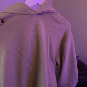 Beige hoodie  - Säljer min super fina hoodie från zara. Den är såå skön och sitter super snyggt på. Den har resår där nere och det gör den bara snyggare och mer detaljerad som plagg. Den är storlek XL men sitter lagom oversized på mig som vanligtvis har S eller M.  