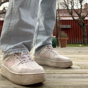 Adidas Airforce - Säljer mina airforce med lite högre sula. Dem har bara stått i mitt skoskåp för dem ej kommer till användning. Som ni ser är de reflex på dem när man exempel fotar i mörker. Annars rosa swosh med lite gult i bak, vita skin skor som är perfekt nu till hösten! Köpte skorna för 1200kr så säljer för halva priset. Buda från 600 :))