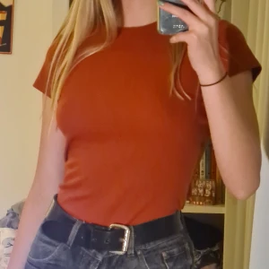 Röd tshirt - Röd T-shirt i bra skick💞😌