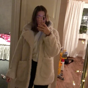 Teddyjacka  - Superfin teddyjacka/kappa från Monki i storlek XS, i en oversize modell så passar flera storlekar beroende på hur man vill att den ska sitta! Säljer pga har för många jackor och denna har jag endast använt Max 3-4 gånger.. Nypris 700 säljes billig då jag behöver plats och frakten blir lite dyrare pga den är stor.