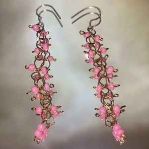 Örhängen - Ett par handgjorda örhängen med ljusrosa glaspärlor✨ (kroken är av silvertråd & frakten ingår i priset)