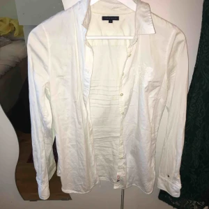  - Tommy hilftiger skjorta vit. Fläckfri och från New york.