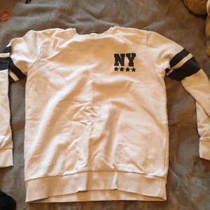  - Tröja med tryck bak 