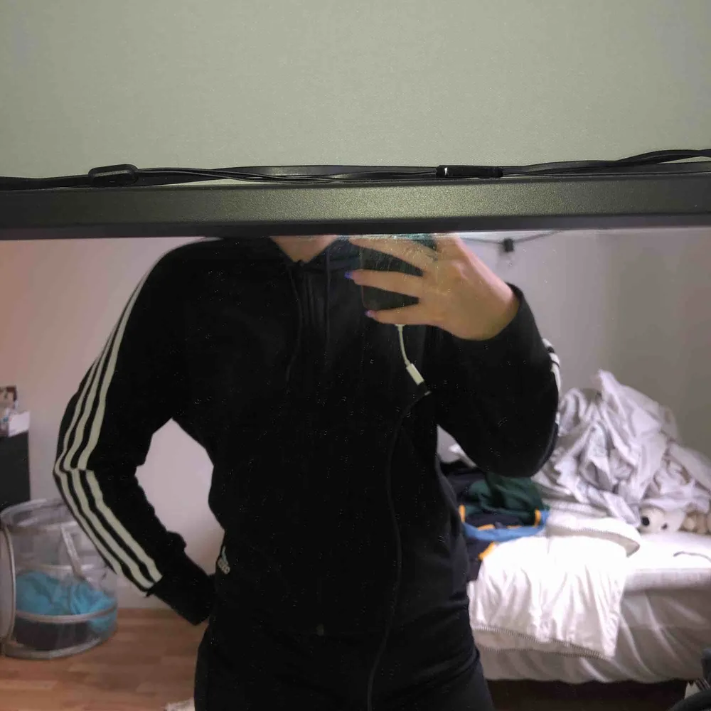 adidas zip up tre streck hoodie. använd fåtal gånger. strl XS men passar S också. . Hoodies.