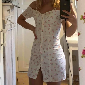  - Jättesöt klänning från h&m. Tyvärr aldrig använd då den är för liten för mig. Mönster med rosa blommor och stängs med knappar på framsidan. Frakt tillkommer. Kolla gärna in min profil för mer💕