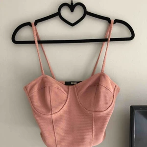  - Supersnygg smutsrosa topp från bikbok. Säljer då den aldrig har kommit till användning. Köparen står för frakten:)