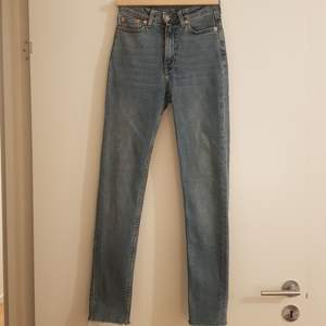 Jeans som är avklippta nertill, hög midja. Köpta från weekday.