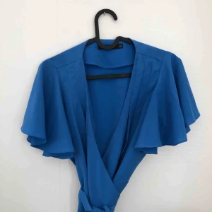  - Knytblus/omlottblus från Bikbok. Superfin och festlig. Sitter mycket fint. Perfekta festtoppen.